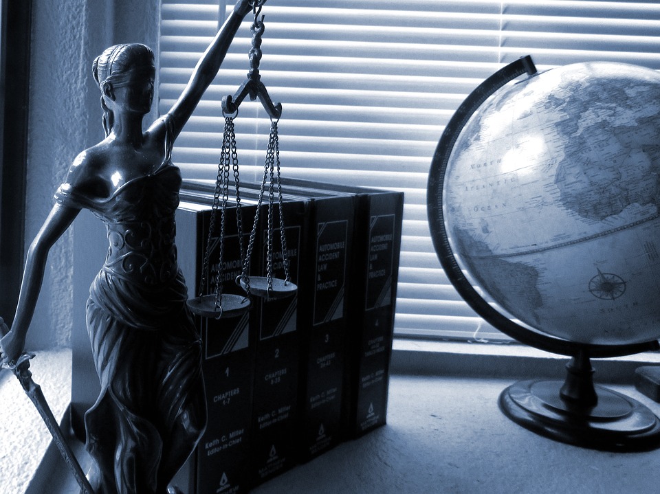 설명: C:\Users\x1 3th\Desktop\lady-justice-2388500_960_720.jpg